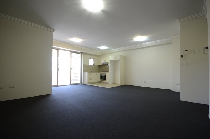 Photo - 11/12-14 Lydbrook Street, Westmead NSW 2145 - Image 3