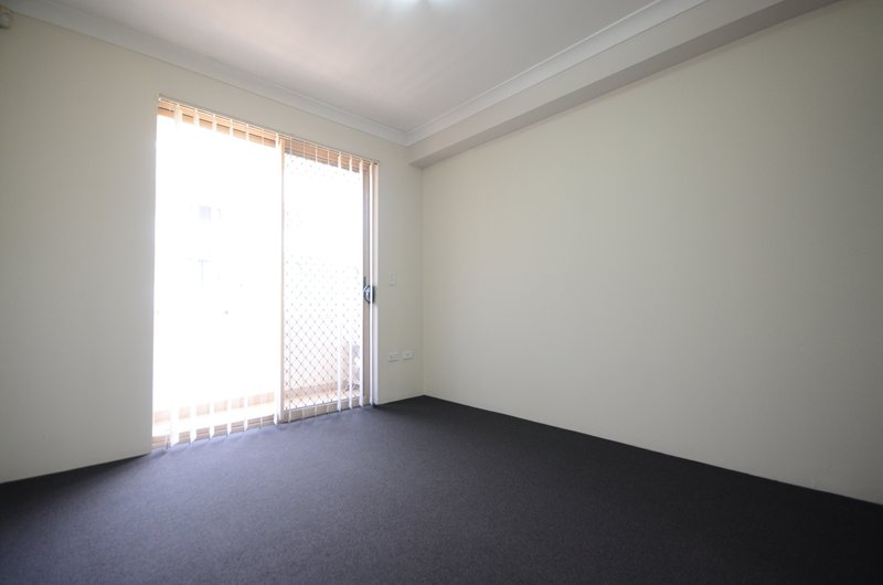 Photo - 11/12-14 Lydbrook Street, Westmead NSW 2145 - Image 5