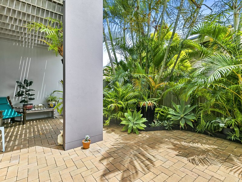 Photo - 11/12-16 Kangaroo Avenue, Bongaree QLD 4507 - Image 12