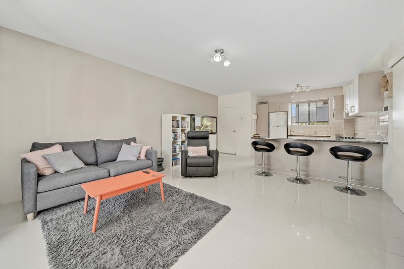 Photo - 1/112 Macfarland Crescent, Pearce ACT 2607 - Image 5