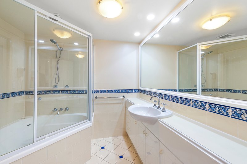 Photo - 11/122-130 Old Burleigh Road, Broadbeach QLD 4218 - Image 15