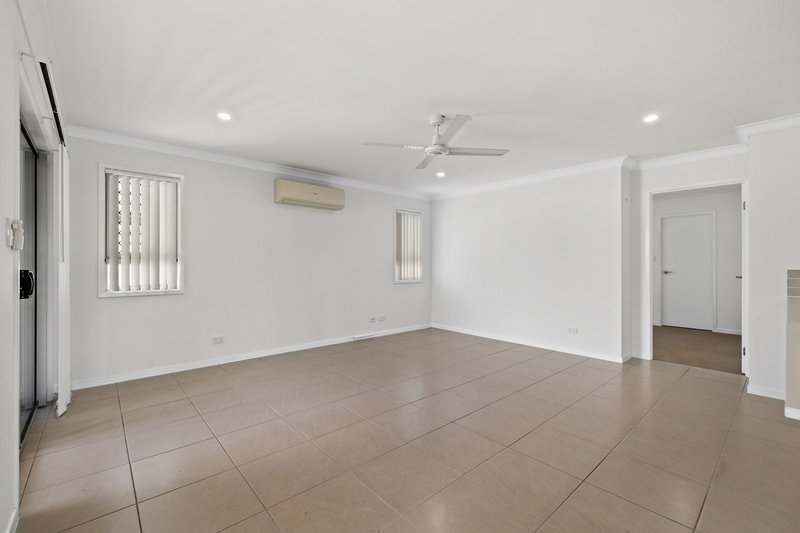 Photo - 1/113 Broadwater Terrace, Redland Bay QLD 4165 - Image 8