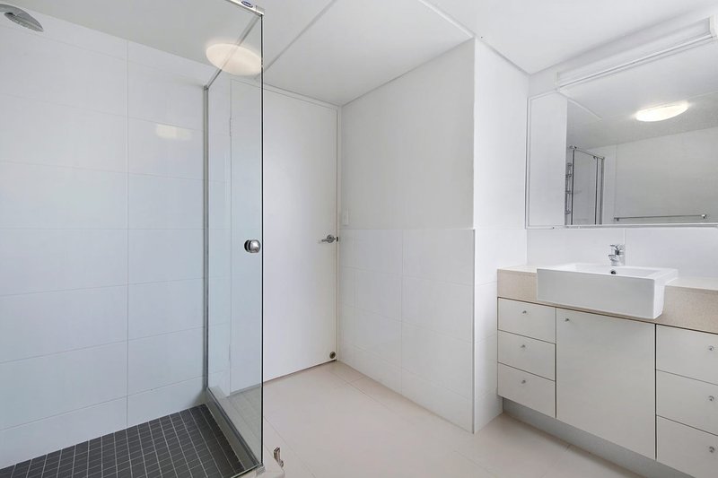 Photo - 111/32 Riverview Parade, Surfers Paradise QLD 4217 - Image 9