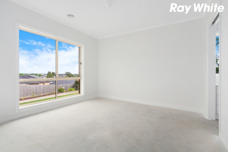 Photo - 11/143 Ahern Road, Pakenham VIC 3810 - Image 5