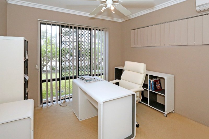 Photo - 11/15 Parkside Place, Norman Gardens QLD 4701 - Image 6