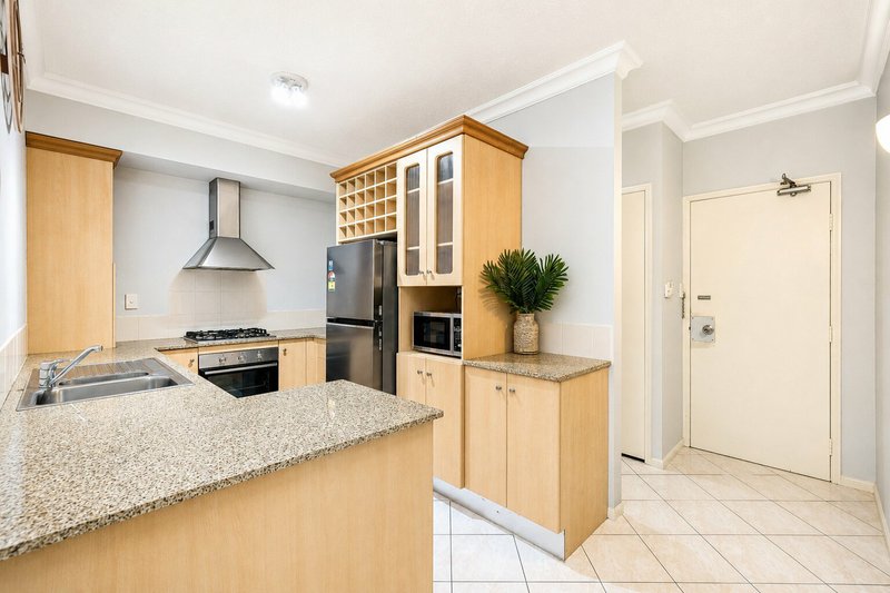 Photo - 1115/2-10 Greenslopes Street, Cairns North QLD 4870 - Image 3
