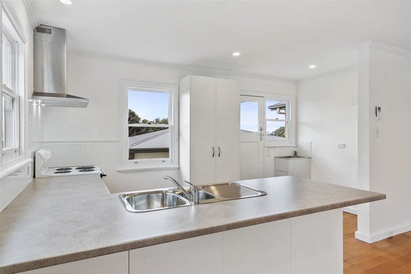 Photo - 1/118 Roslyn Avenue, Blackmans Bay TAS 7052 - Image 6