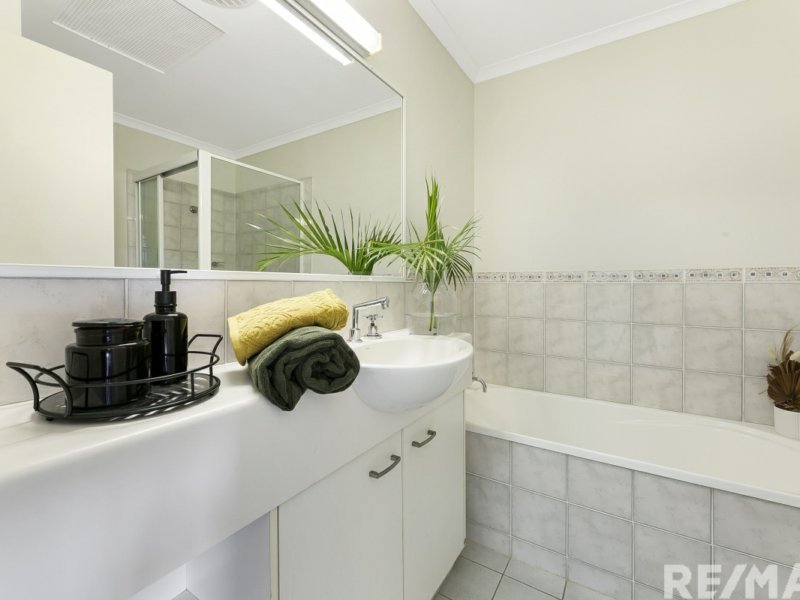 Photo - 11/18 Tallebudgera Creek Rd , Burleigh Heads QLD 4220 - Image 10