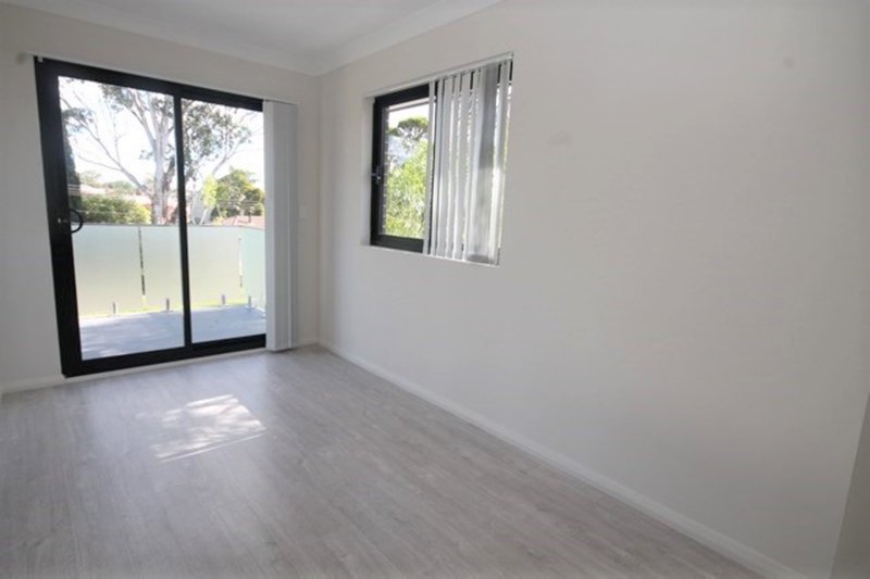 Photo - 1/12 Hill Rd , Lurnea NSW 2170 - Image 7