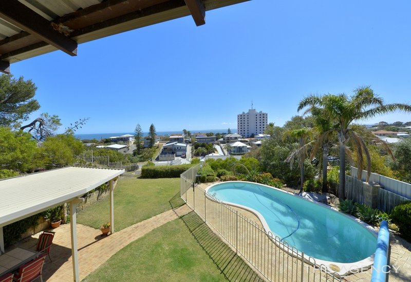 Photo - 112 Leighton Road, Halls Head WA 6210 - Image 3