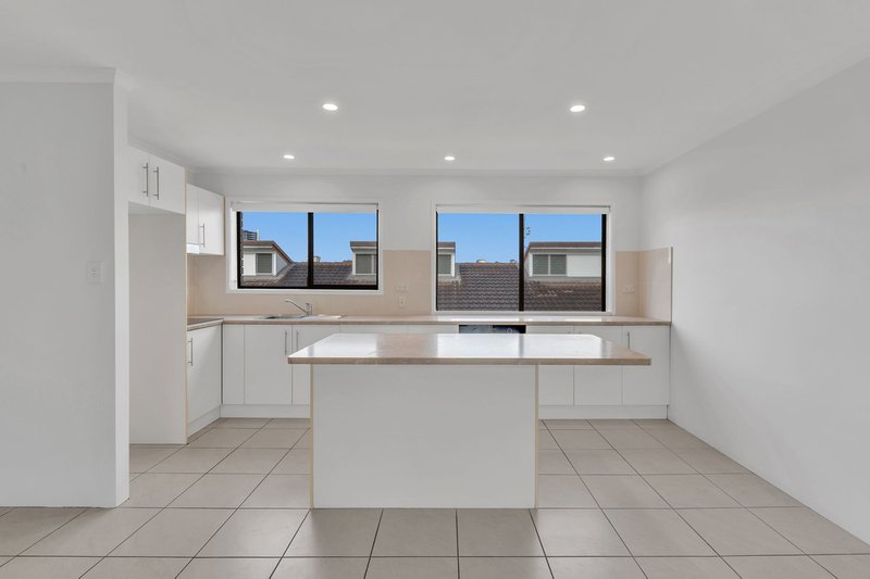 Photo - 11/20 Bright Avenue, Labrador QLD 4215 - Image 3