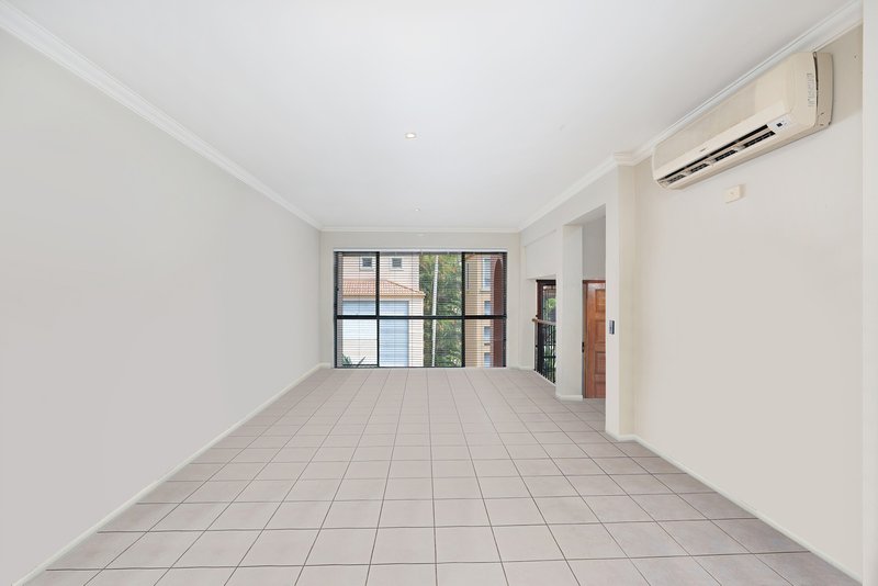 Photo - 11/20 Fairway Drive, Clear Island Waters QLD 4226 - Image 6