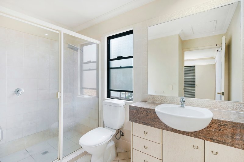 Photo - 11/20 Fairway Drive, Clear Island Waters QLD 4226 - Image 8