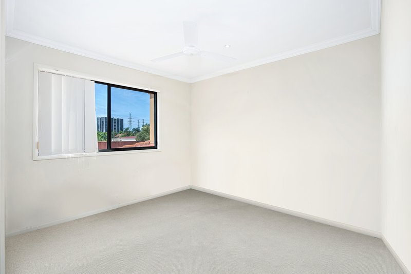 Photo - 11/20 Fairway Drive, Clear Island Waters QLD 4226 - Image 9