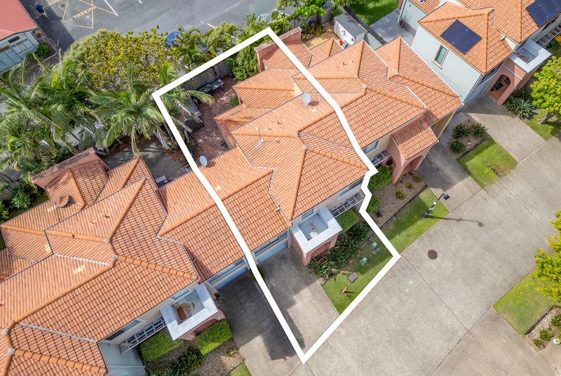 Photo - 11/20 Fairway Drive, Clear Island Waters QLD 4226 - Image 12