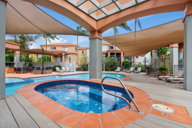 Photo - 11/20 Fairway Drive, Clear Island Waters QLD 4226 - Image 17