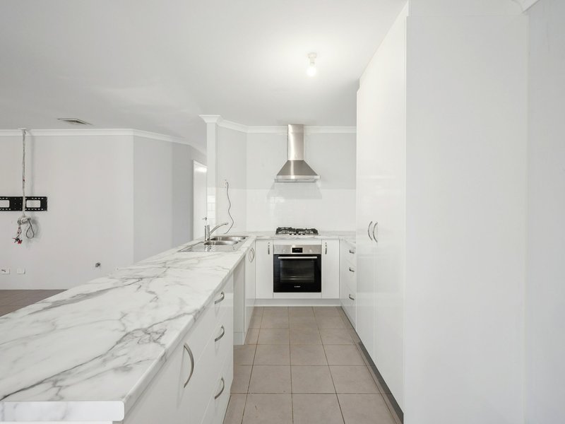 Photo - 1/121 Eighth Road, Armadale WA 6112 - Image 11