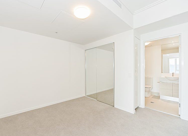 Photo - 11210/8 Harbour Road, Hamilton QLD 4007 - Image 9