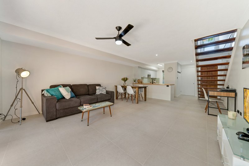 Photo - 11/215 Cottesloe Drive, Mermaid Waters QLD 4218 - Image 3