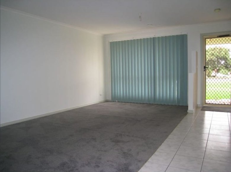 Photo - 1/123 Morang Drive, Mill Park VIC 3082 - Image 3