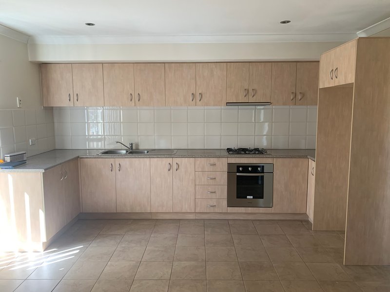 Photo - 1/124 Purinuan Road, Reservoir VIC 3073 - Image 3