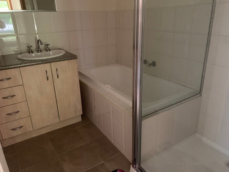 Photo - 1/124 Purinuan Road, Reservoir VIC 3073 - Image 8