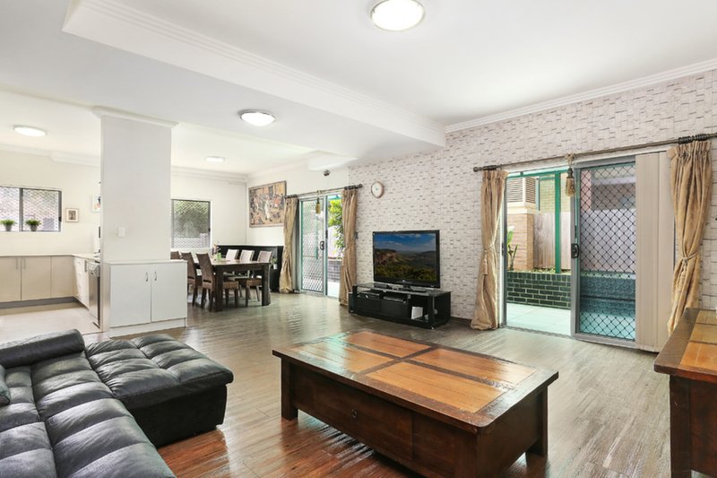 Photo - 1/124 The Crescent, Homebush West NSW 2140 - Image 2