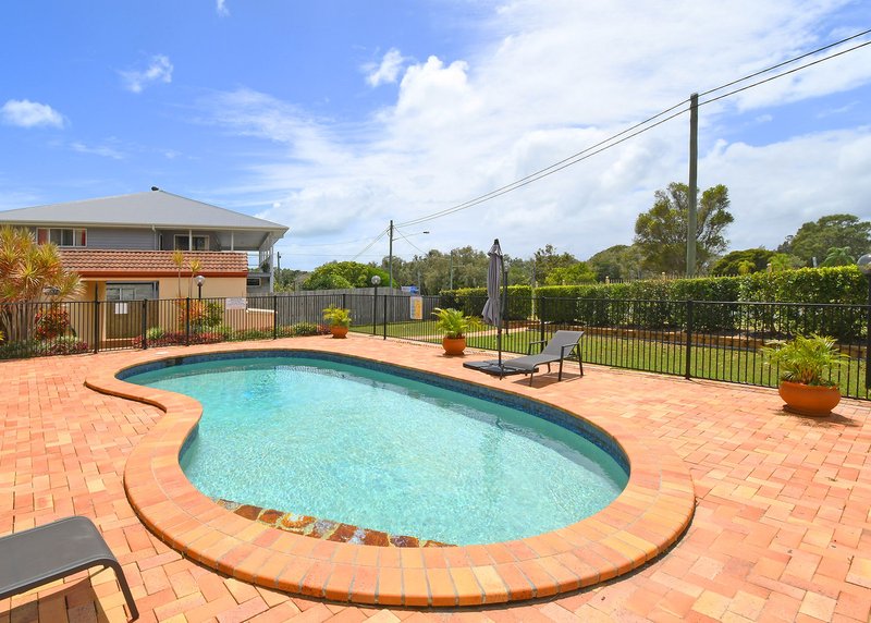 Photo - 1/13-15 Pulgul Street, Urangan QLD 4655 - Image 2