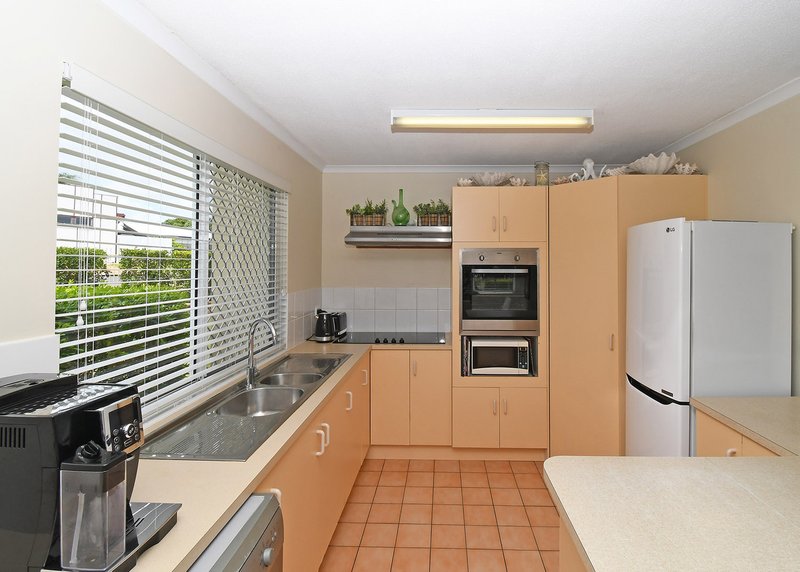 Photo - 1/13-15 Pulgul Street, Urangan QLD 4655 - Image 3