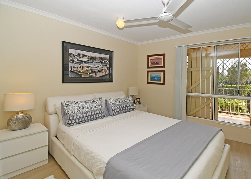 Photo - 1/13-15 Pulgul Street, Urangan QLD 4655 - Image 10