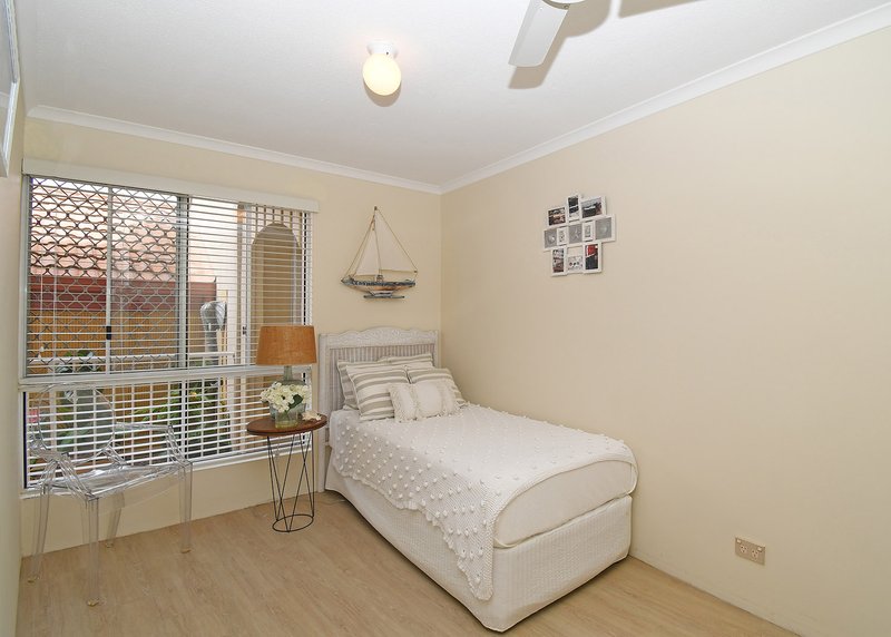 Photo - 1/13-15 Pulgul Street, Urangan QLD 4655 - Image 11