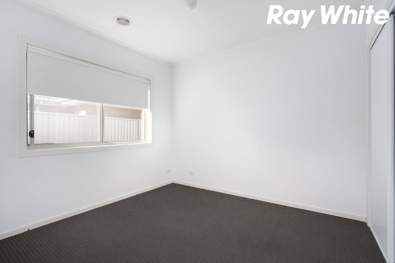 Photo - 113 Blue Horizons Way, Pakenham VIC 3810 - Image 11