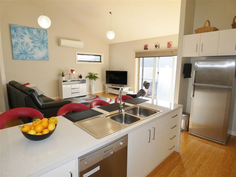 Photo - 1/13 Deakin Court, Horsham VIC 3400 - Image 11