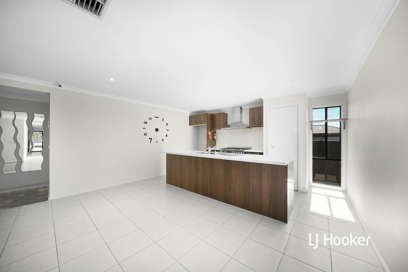 Photo - 113 Hummingbird Boulevard, Tarneit VIC 3029 - Image 7