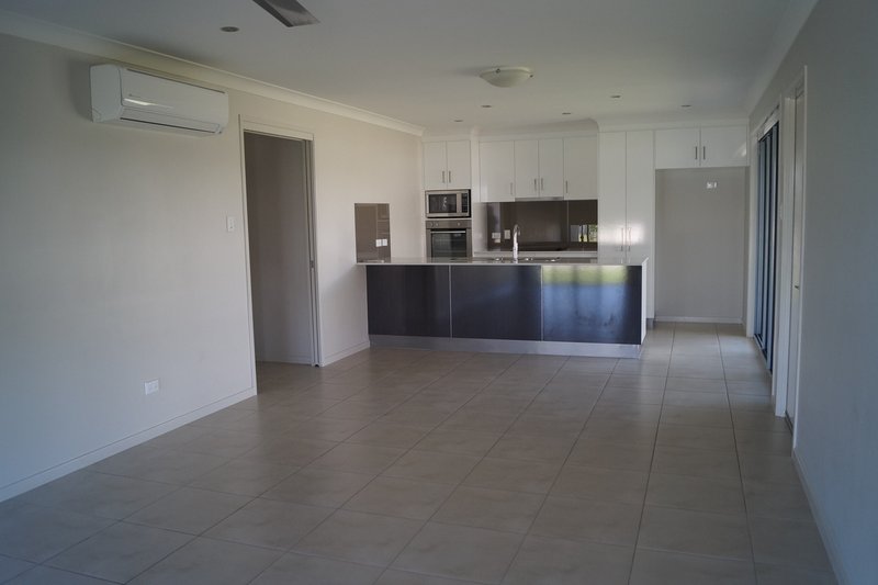 Photo - 1/13 Kassidy Drive, Emerald QLD 4720 - Image 2
