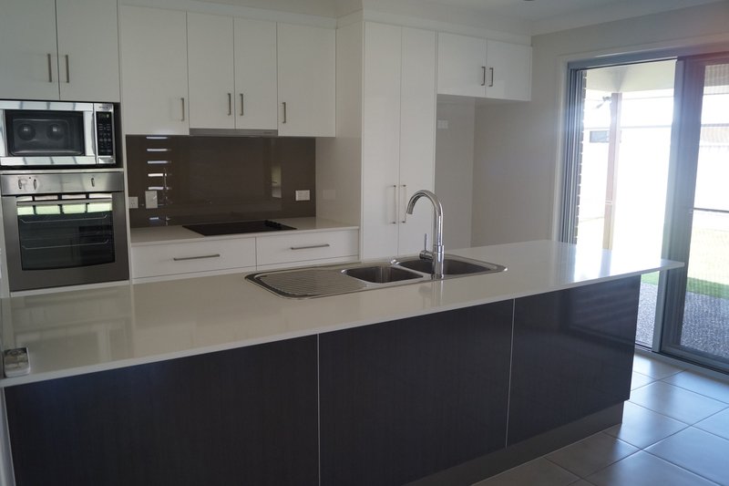 Photo - 1/13 Kassidy Drive, Emerald QLD 4720 - Image 3