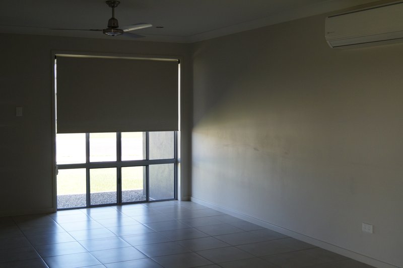 Photo - 1/13 Kassidy Drive, Emerald QLD 4720 - Image 5