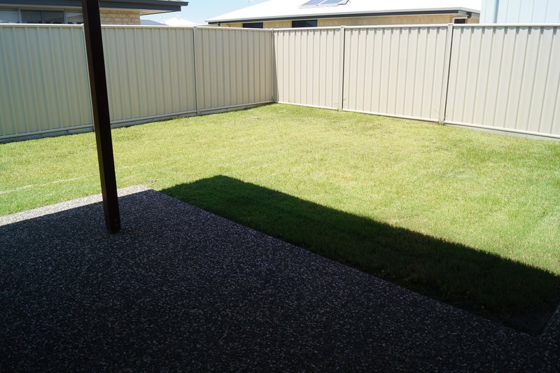 Photo - 1/13 Kassidy Drive, Emerald QLD 4720 - Image 13