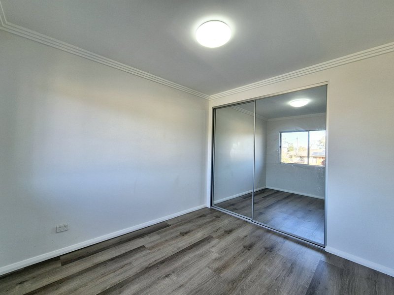 Photo - 11/30 Third Avenue, Macquarie Fields NSW 2564 - Image 5