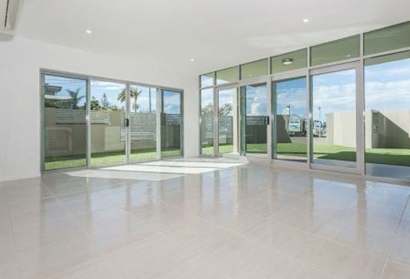 Photo - 1/133 Flinders Parade, Scarborough QLD 4020 - Image 2