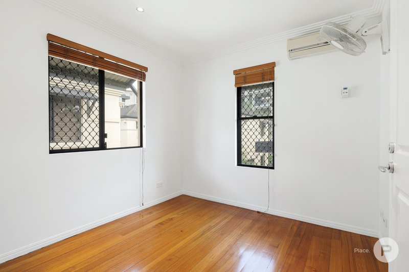 Photo - 1/136 Central Avenue, Indooroopilly QLD 4068 - Image 7