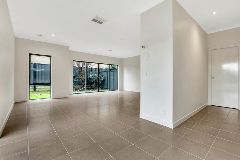 Photo - 11/4 Delany Lane, Craigieburn VIC 3064 - Image 4