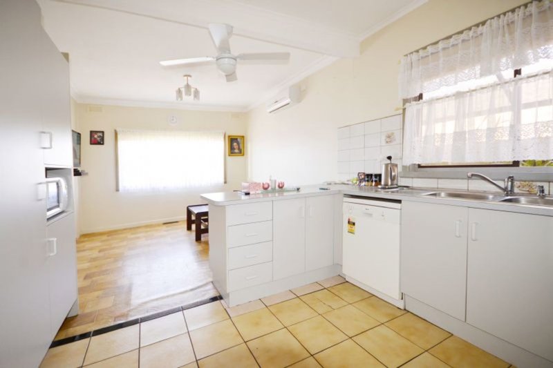 Photo - 114 George Street, St Albans VIC 3021 - Image 6