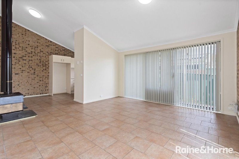 Photo - 1/14 Hakea Street, Queanbeyan NSW 2620 - Image 10