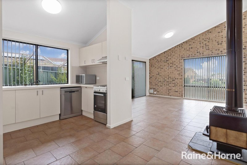 Photo - 1/14 Hakea Street, Queanbeyan NSW 2620 - Image 11