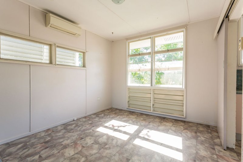 Photo - 114 Hospital Road, Emerald QLD 4720 - Image 4