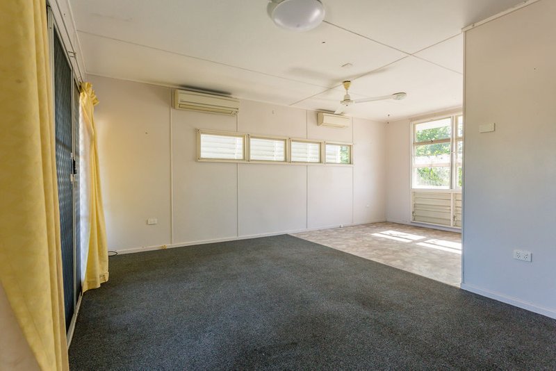 Photo - 114 Hospital Road, Emerald QLD 4720 - Image 5