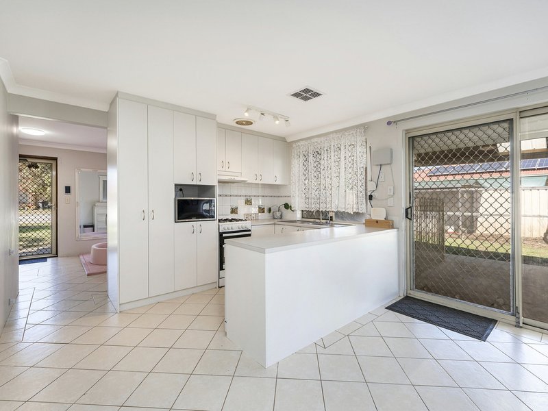 Photo - 114 Lowanna Way, Armadale WA 6112 - Image 5