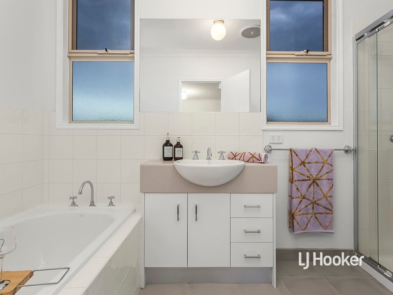 Photo - 1/14 Mickleton Grove, Point Cook VIC 3030 - Image 9