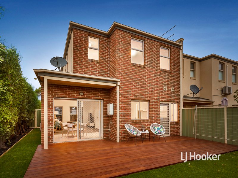Photo - 1/14 Mickleton Grove, Point Cook VIC 3030 - Image 10